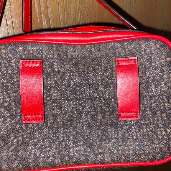 Michael Kors leather crossbody/belt bag. - Picture 4 of 4